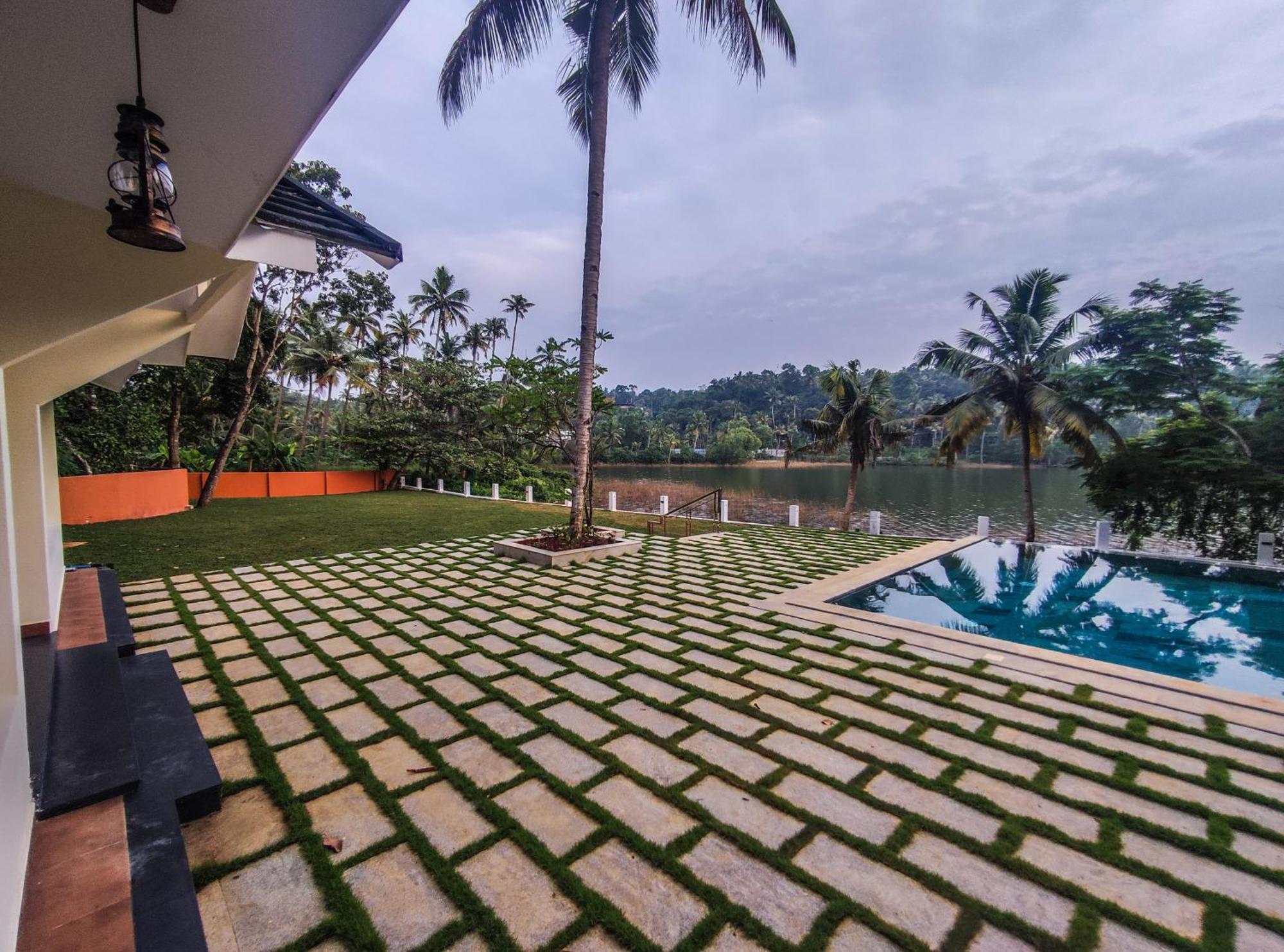 Fragrant Nature Backwater Resort & Ayurveda Spa Коллам Экстерьер фото