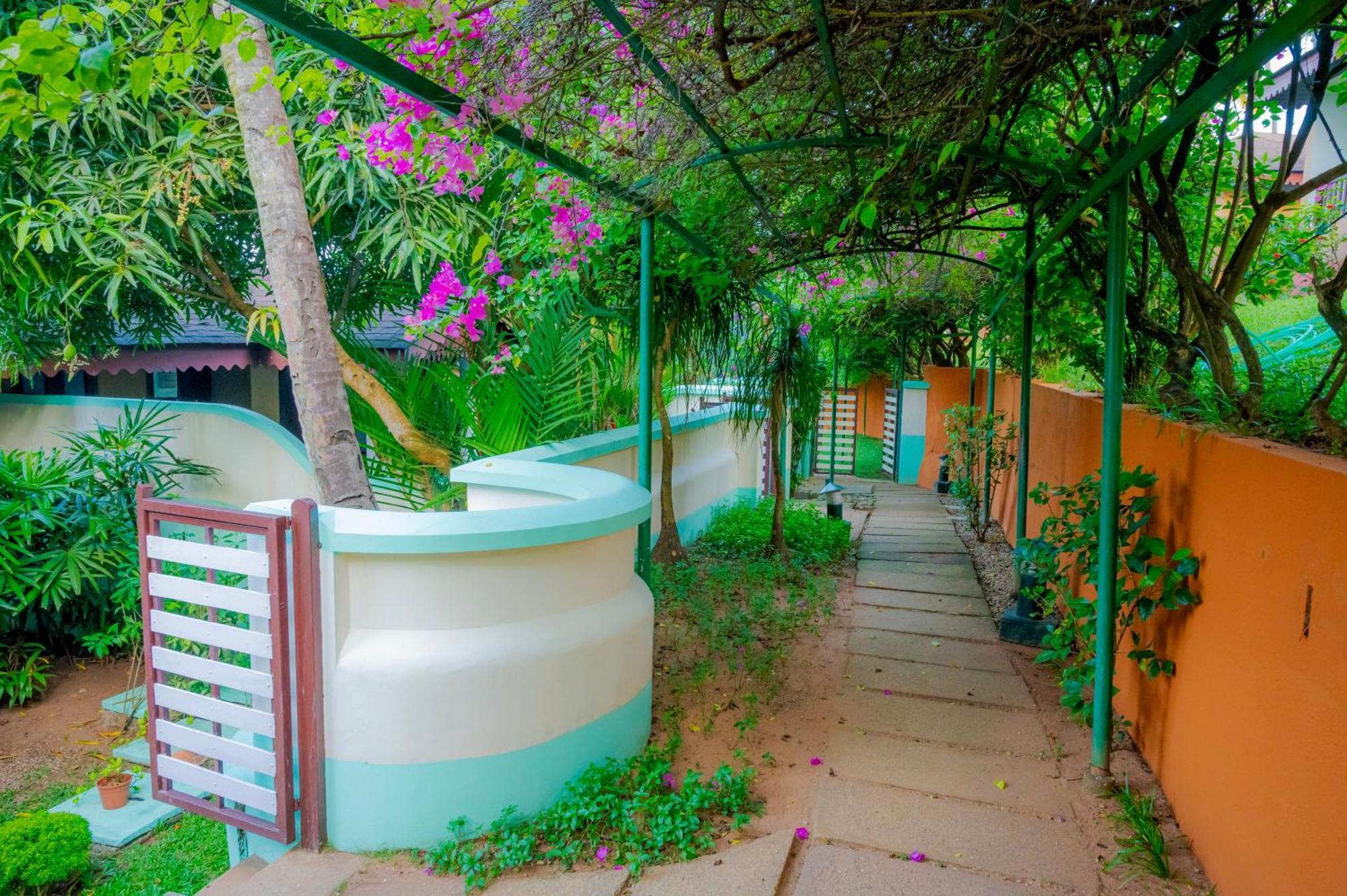Fragrant Nature Backwater Resort & Ayurveda Spa Коллам Экстерьер фото