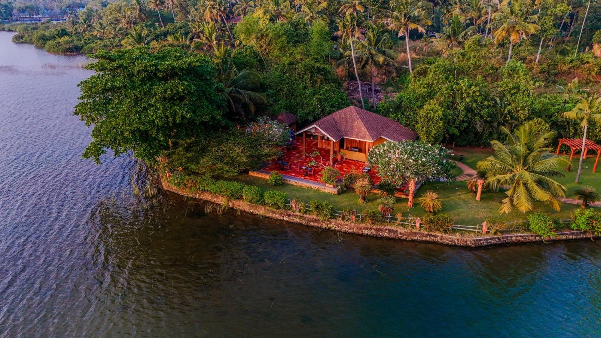 Fragrant Nature Backwater Resort & Ayurveda Spa Коллам Экстерьер фото