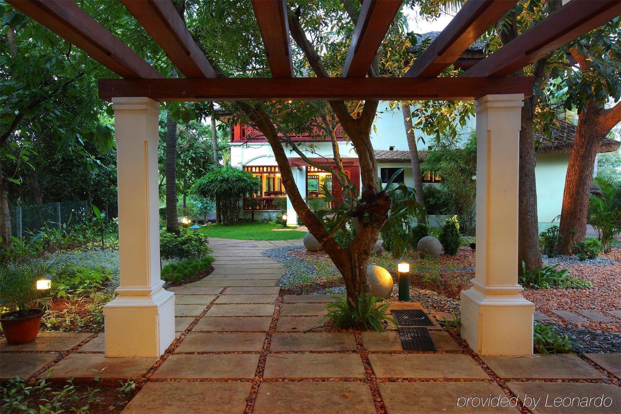 Fragrant Nature Backwater Resort & Ayurveda Spa Коллам Экстерьер фото