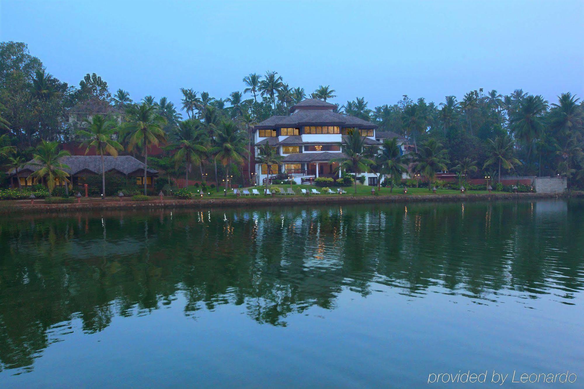Fragrant Nature Backwater Resort & Ayurveda Spa Коллам Экстерьер фото